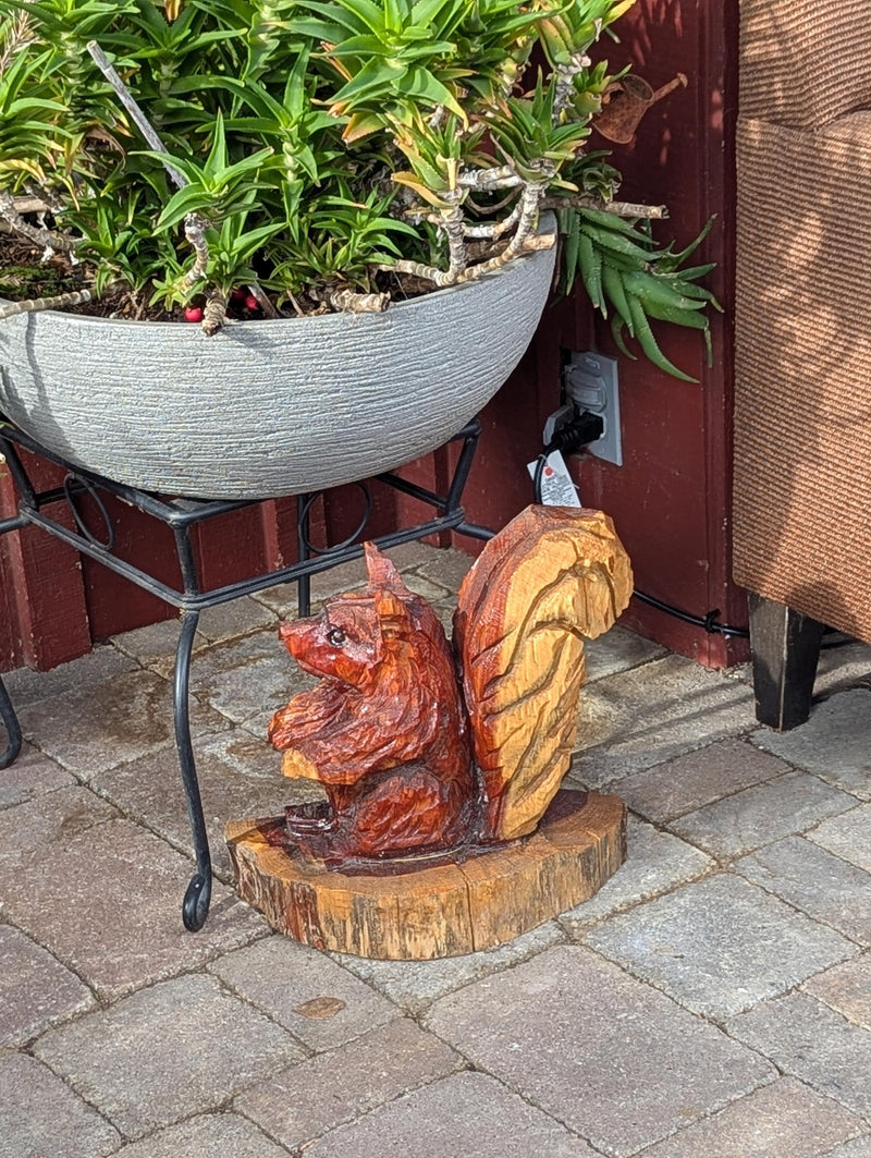 Wooden Squirrel Garden Statue Yard Art & Home Decor, Chainsaw Art Carved Wooden Squirrel Statue for Outdoor Decoration or Indoor Decor