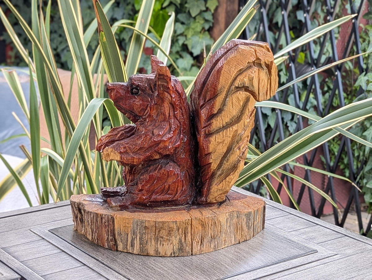 Wooden Squirrel Garden Statue Yard Art & Home Decor, Chainsaw Art Carved Wooden Squirrel Statue for Outdoor Decoration or Indoor Decor